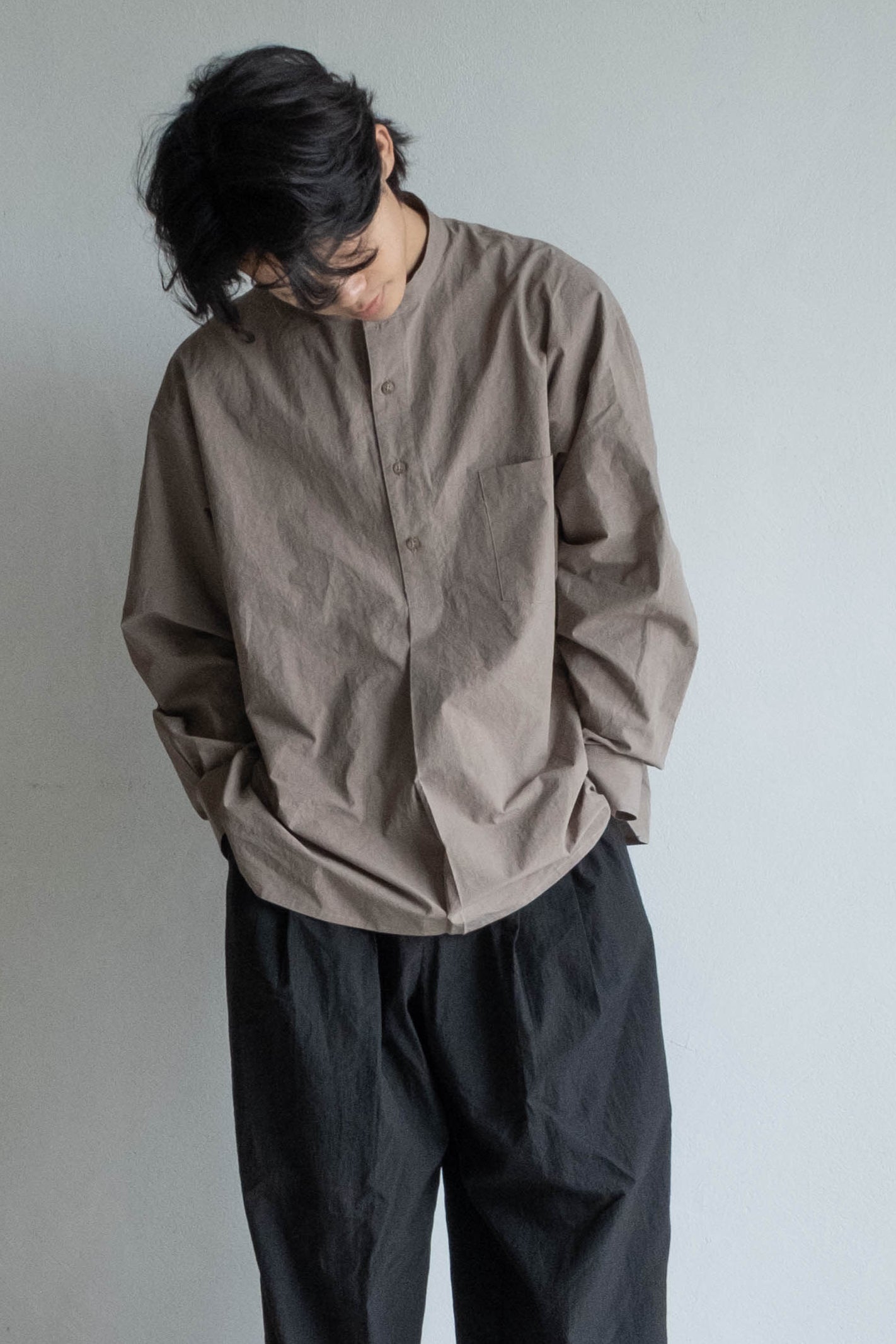 半開襟活摺襯衫 - 灰褐