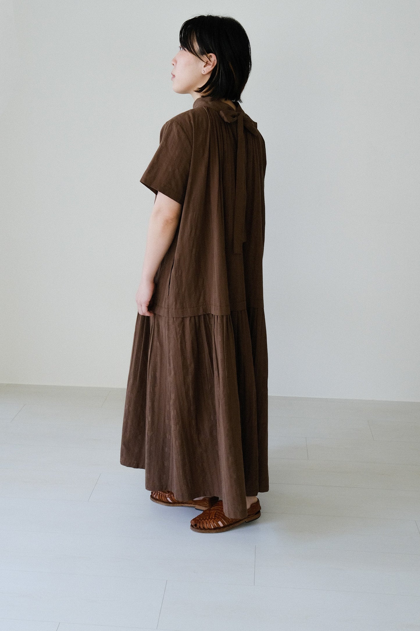 絲巾領條紋短袖洋裝-咖啡