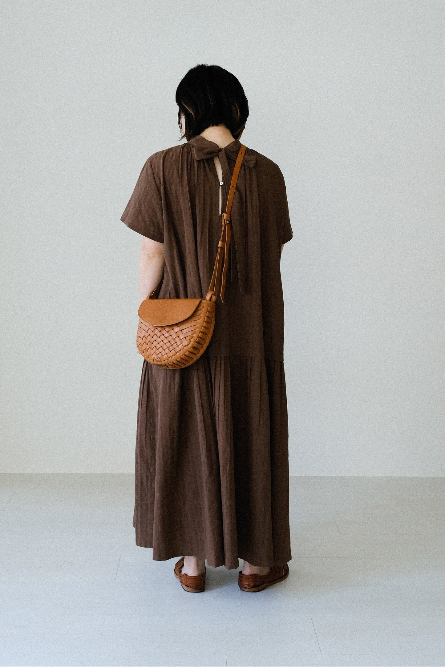 絲巾領條紋短袖洋裝-咖啡