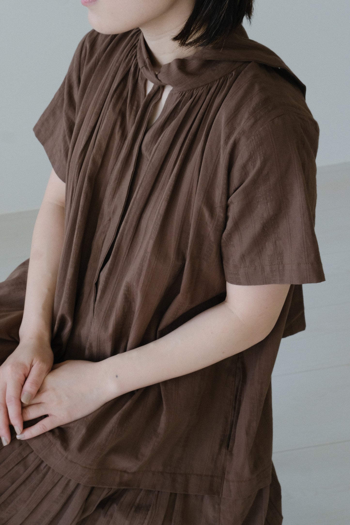 絲巾領條紋短袖洋裝-咖啡