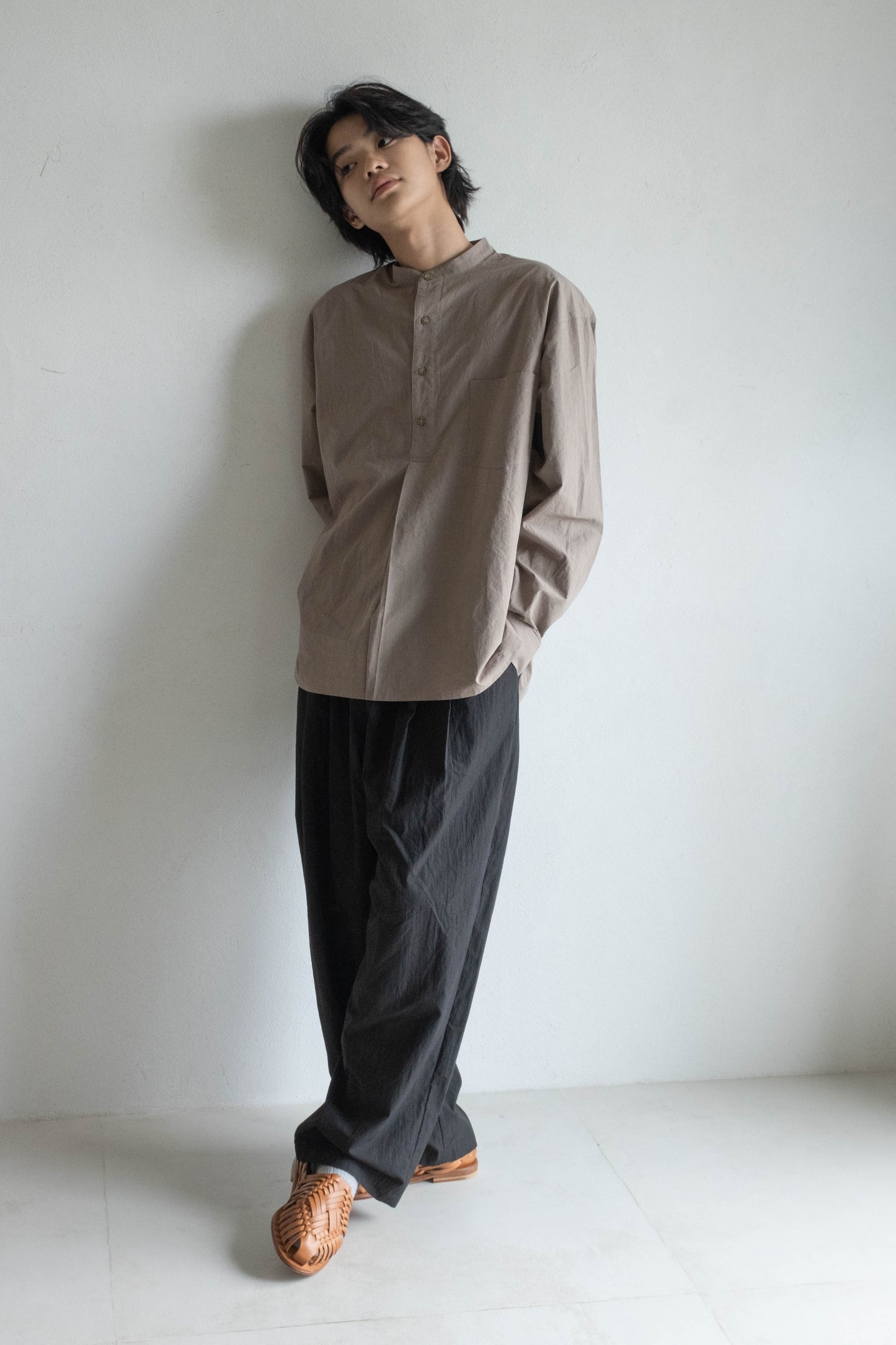 半開襟活摺襯衫 - 灰褐