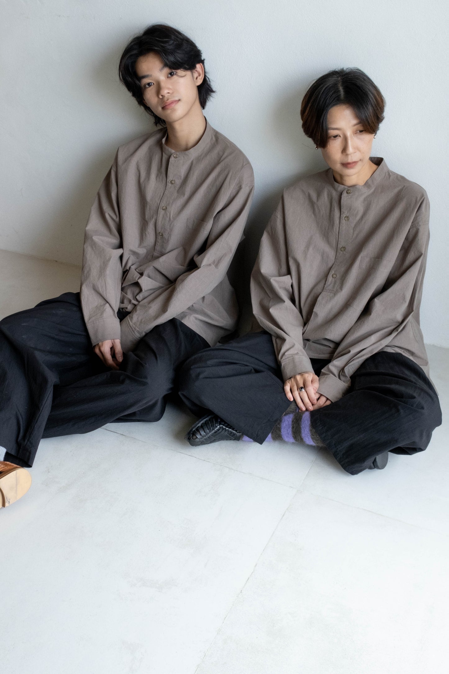 半開襟活摺襯衫 - 灰褐