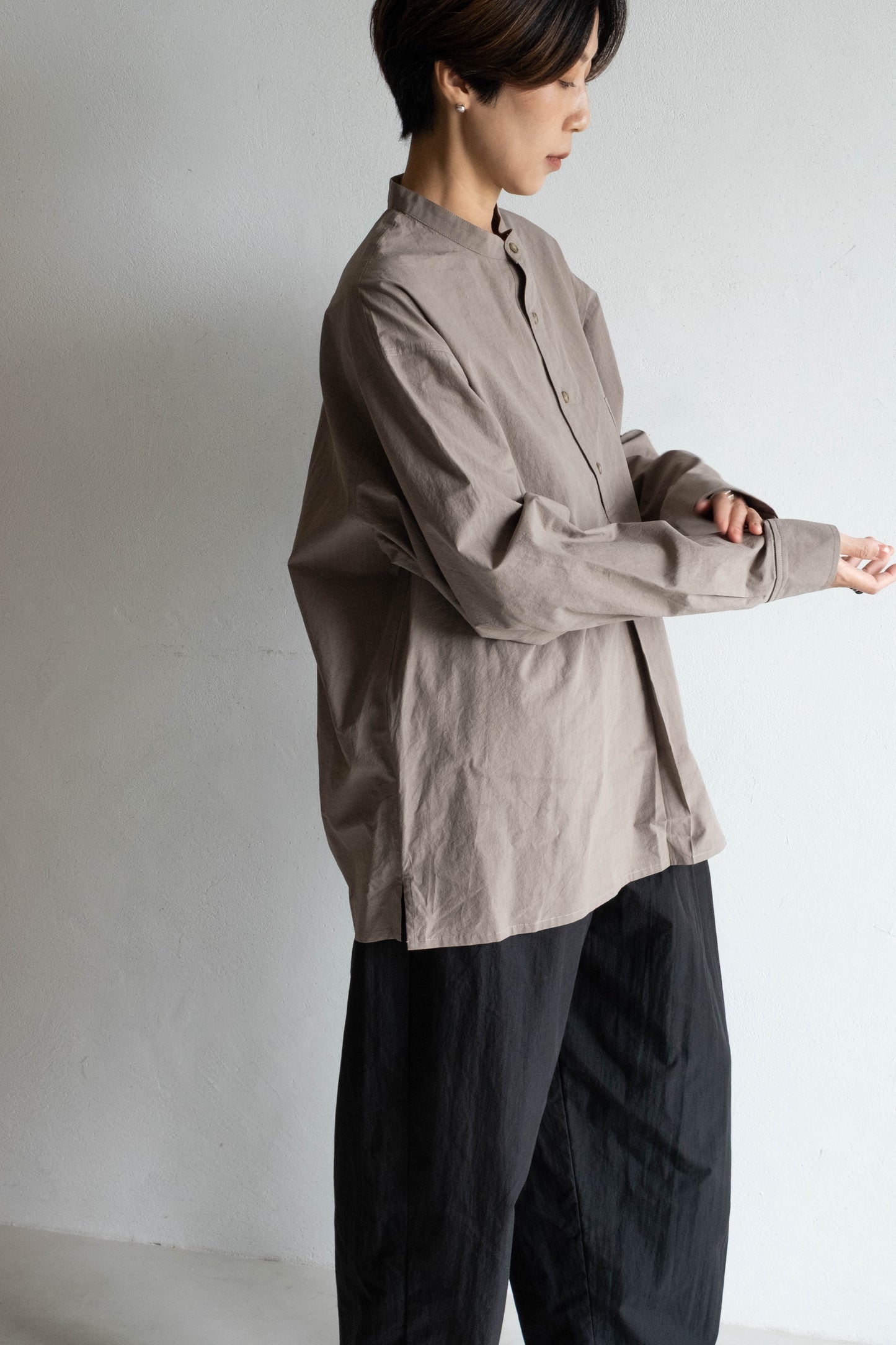 半開襟活摺襯衫 - 灰褐