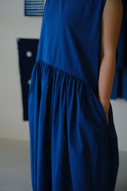 無袖細褶洋裝