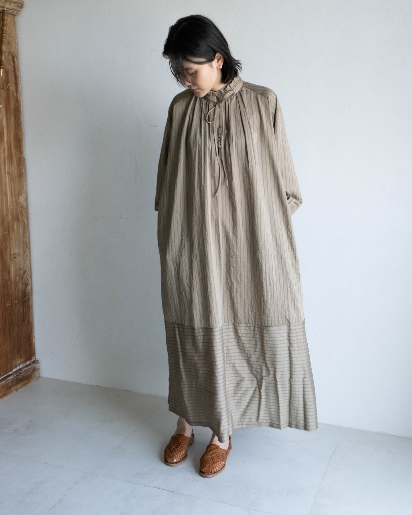 花瓣領條紋長洋 - 卡其