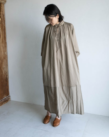 花瓣領條紋長洋 - 卡其