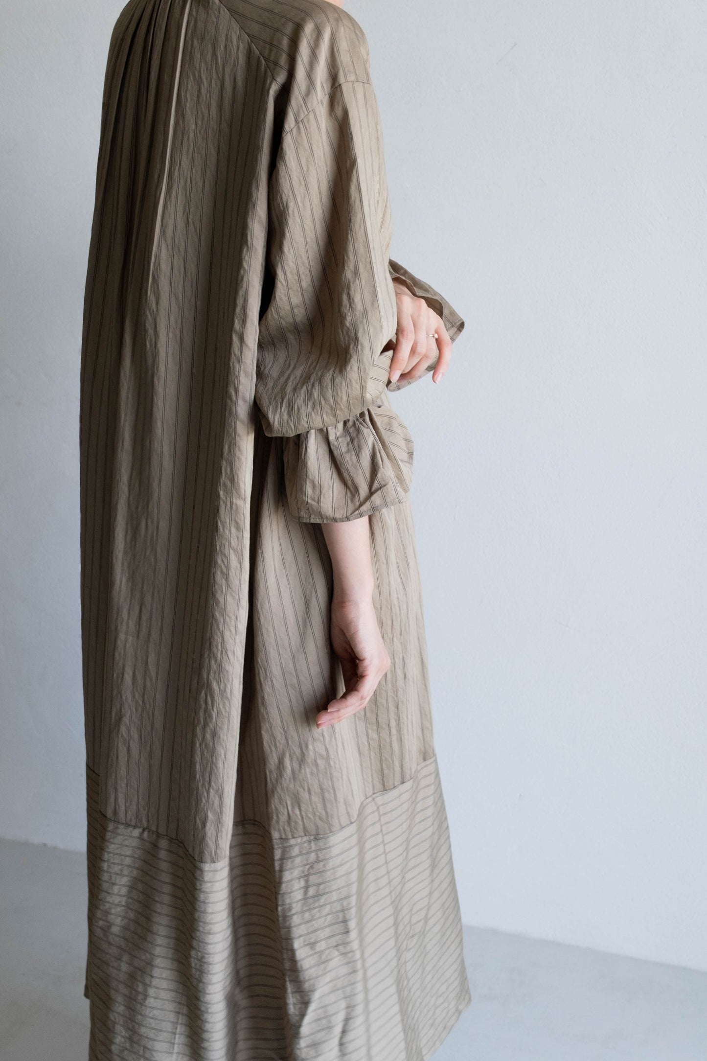 花瓣領條紋長洋 - 卡其