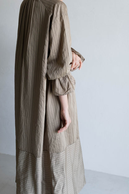 花瓣領條紋長洋 - 卡其