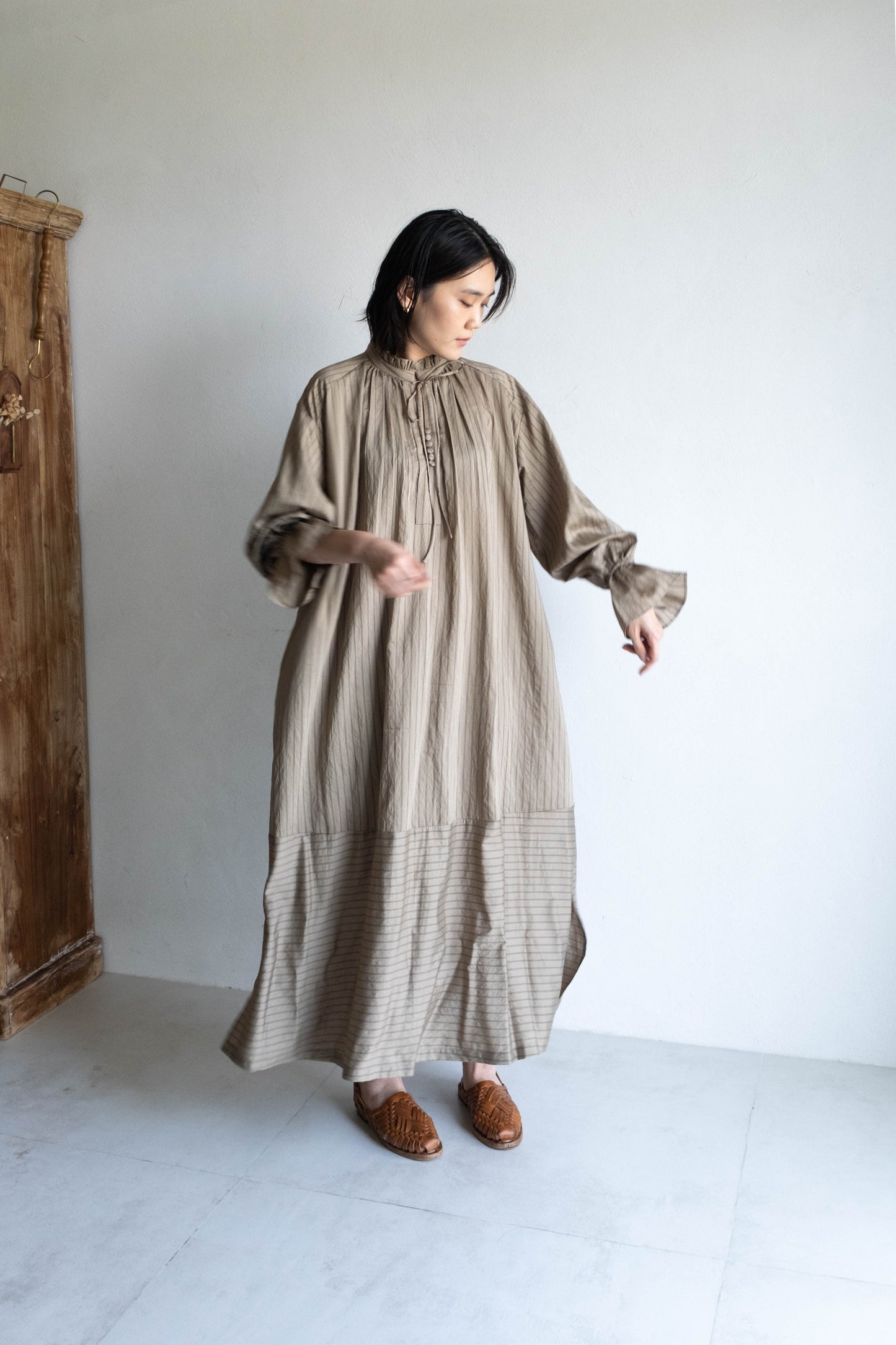 花瓣領條紋長洋 - 卡其