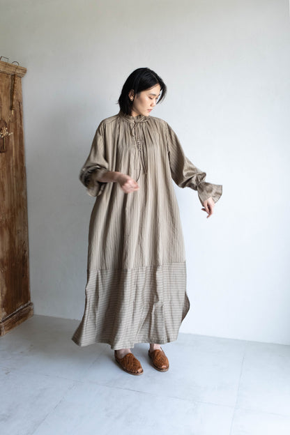 花瓣領條紋長洋 - 卡其