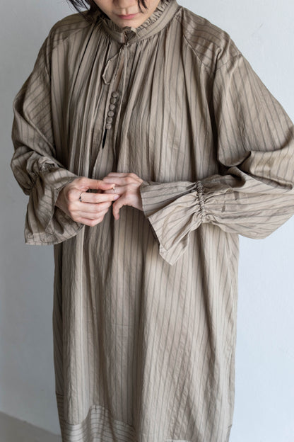 花瓣領條紋長洋 - 卡其