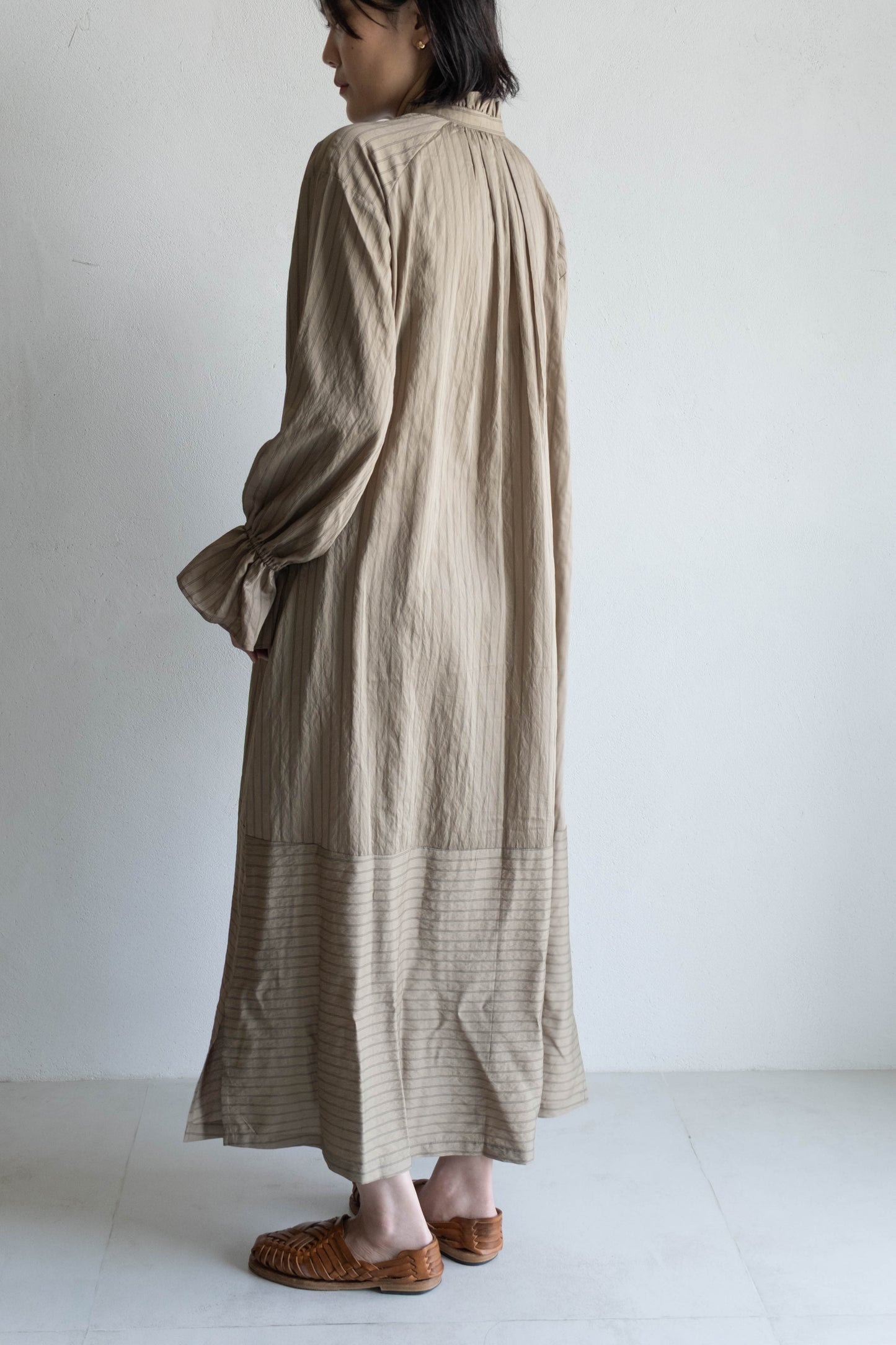 花瓣領條紋長洋 - 卡其