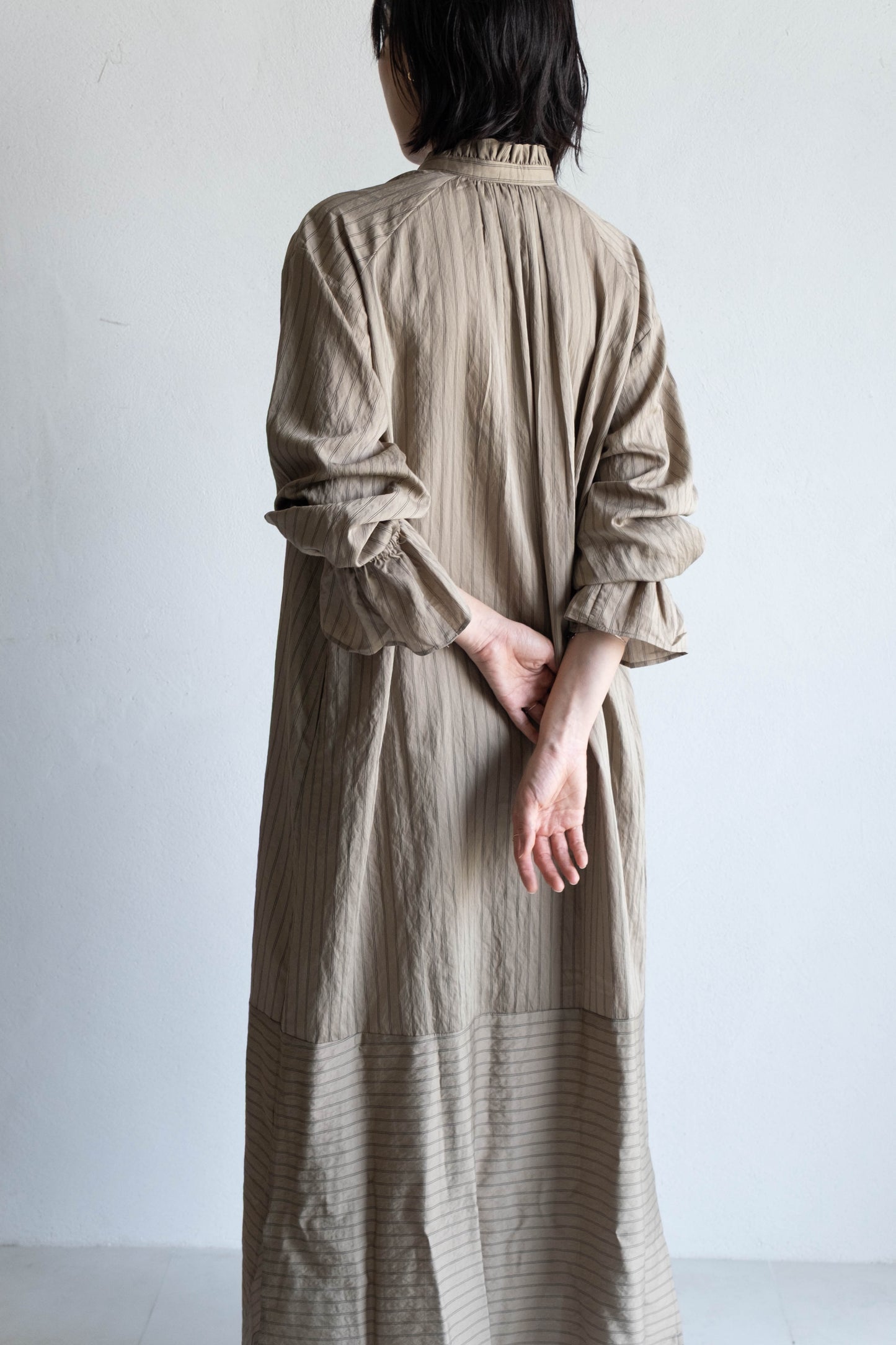 花瓣領條紋長洋 - 卡其