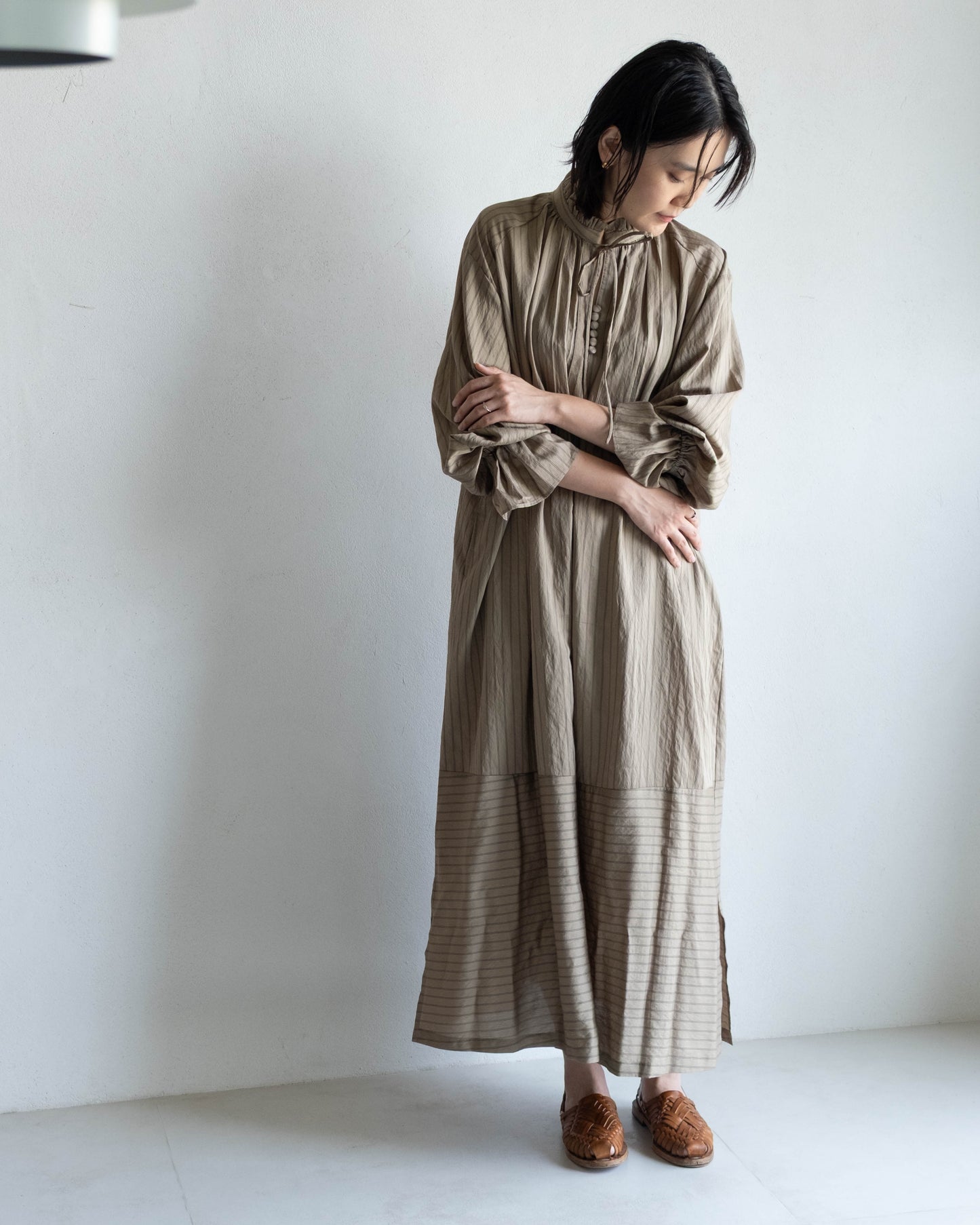 花瓣領條紋長洋 - 卡其