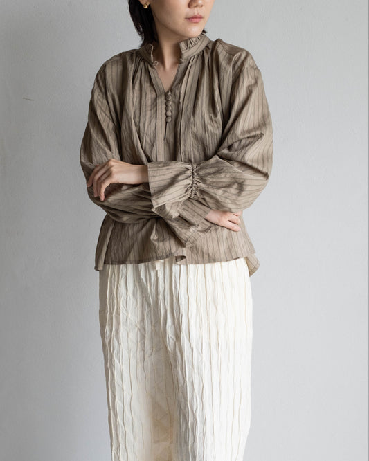 花瓣領領條紋襯衫 - 卡其