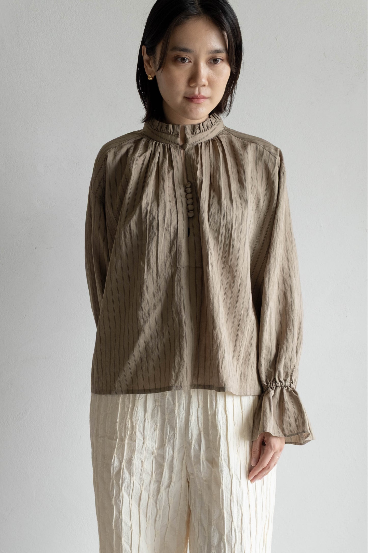 花瓣領領條紋襯衫 - 卡其