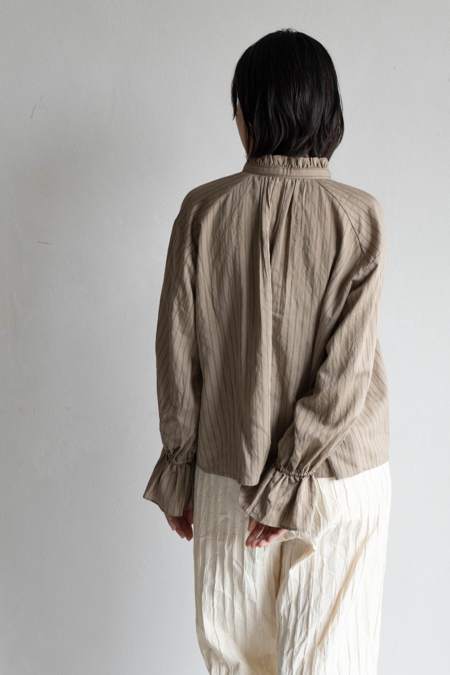 花瓣領領條紋襯衫 - 卡其