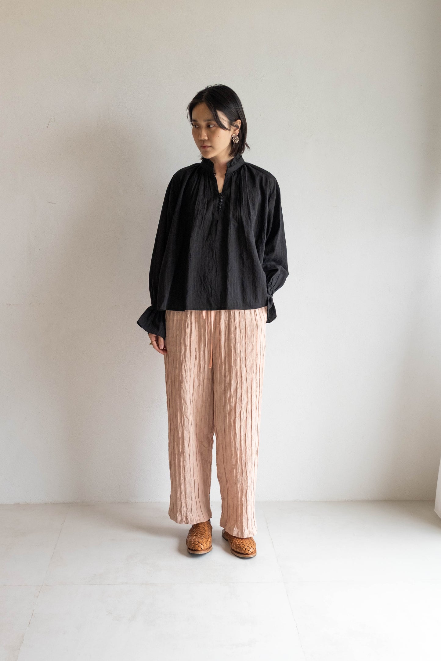 花瓣領領條紋襯衫 - 黑